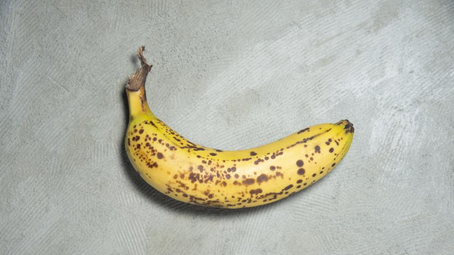<p><strong>Изкуство</strong>: банан, залепен с тиксо, струва <strong>120 000 долара</strong></p>