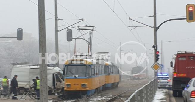 Бус удари трамвай на бул Ботевградско шосе на кръстовището с