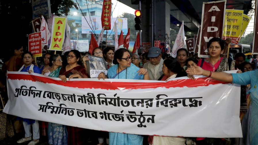 Протест в Индия, след като жена беше изнасилена и изгорена