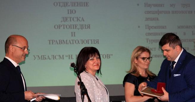 Проф Иван Костов изпълнителен директор на Майчин дом взе приза