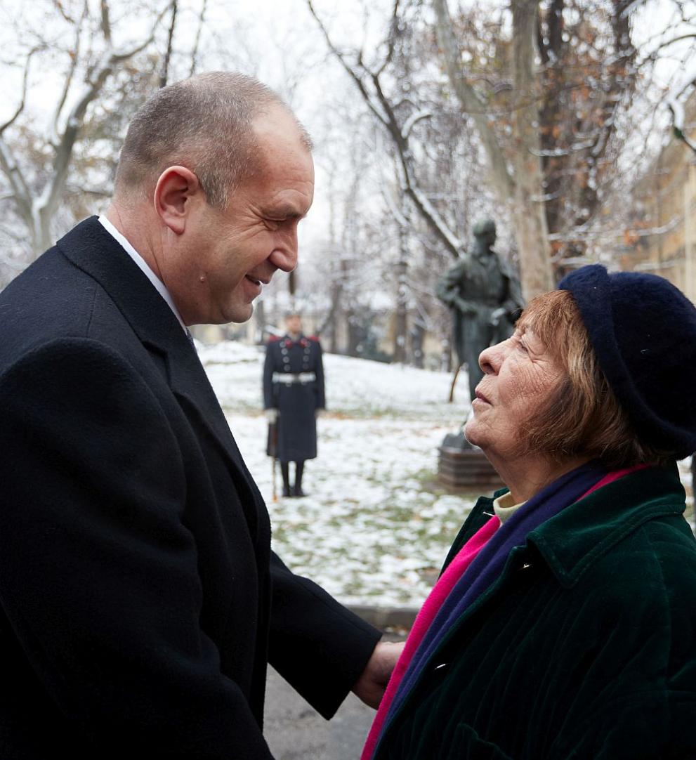  Радев Вапцаров монумент 