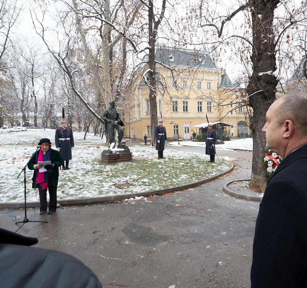  Радев Вапцаров монумент 