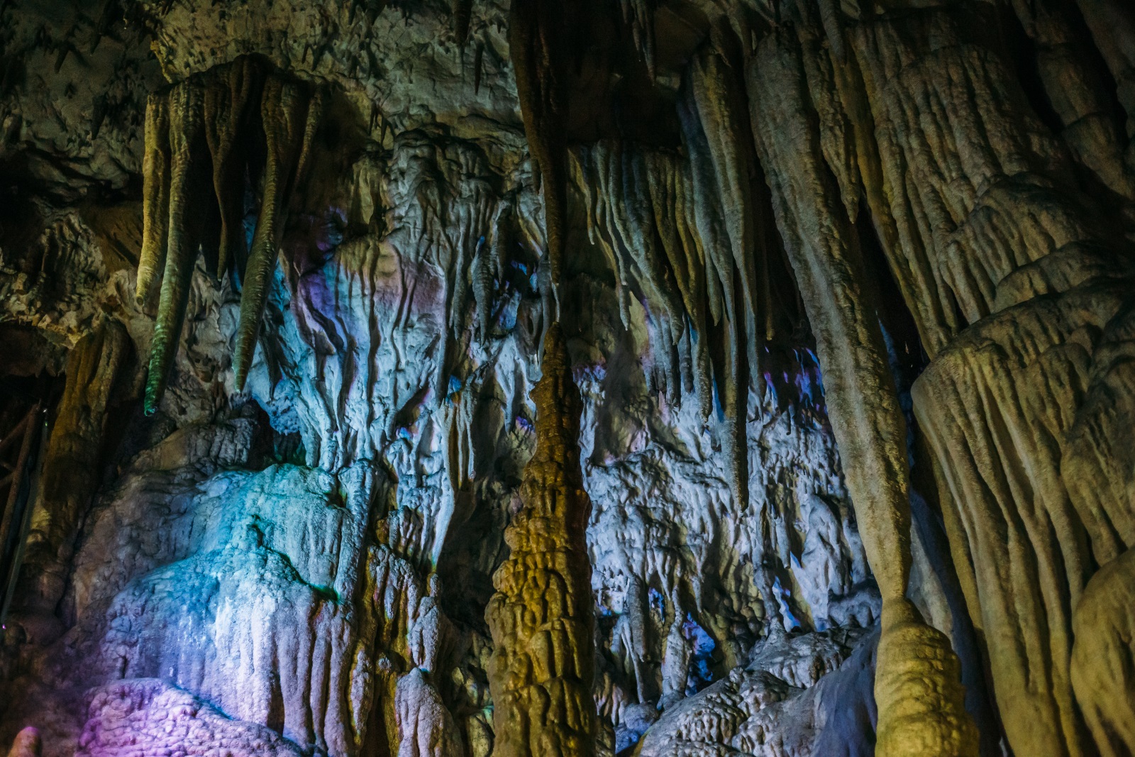 <p>Красиви образувания в Нежната пещера в Адигея, Северен Кавказ</p>