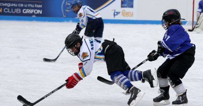 Министърът на младежта и спорта Красен Кралев откри ледената пързалка