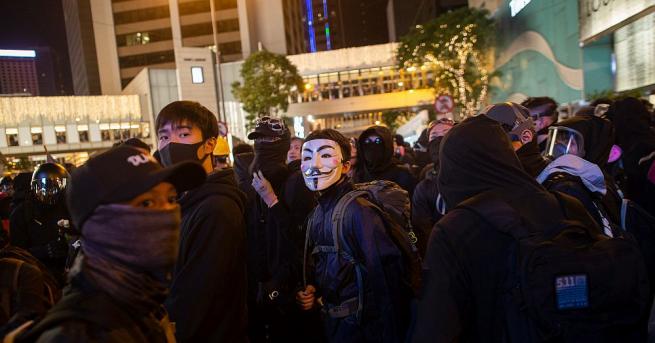 Хиляди хора излязоха по улиците на Хонконг днес, за да