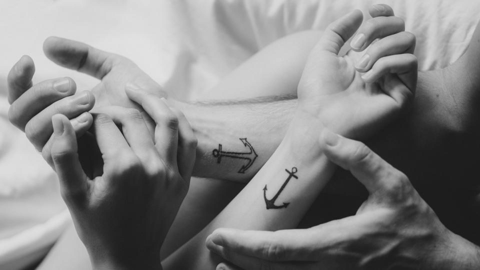 двойка ръце любов връзка татуировки