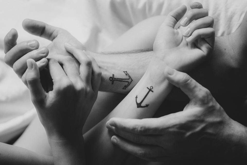 двойка ръце любов връзка татуировки
