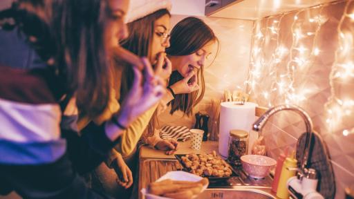  <p>Диетолог поучава: <strong>как да не</strong> напълнеем по празниците</p> 