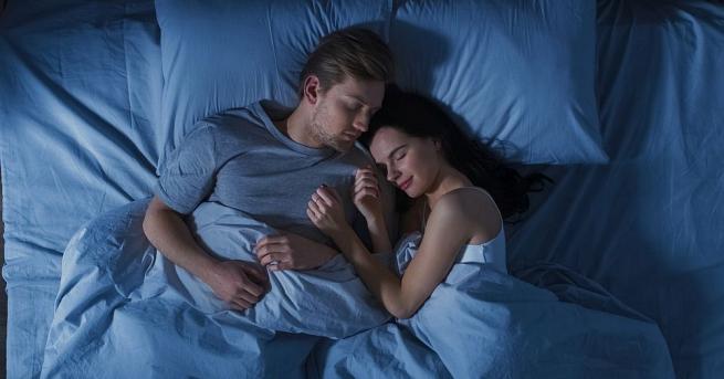 Да спиш до някого има много ползи за здравето Укрепва