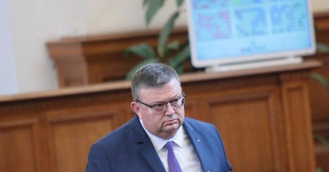 Новоизбраният председател на Антикорупционната комисия Сотир Цацаров ще подаде оставка