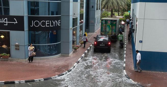 Няма данни за пострадали български граждани при наводнението в Дубай,