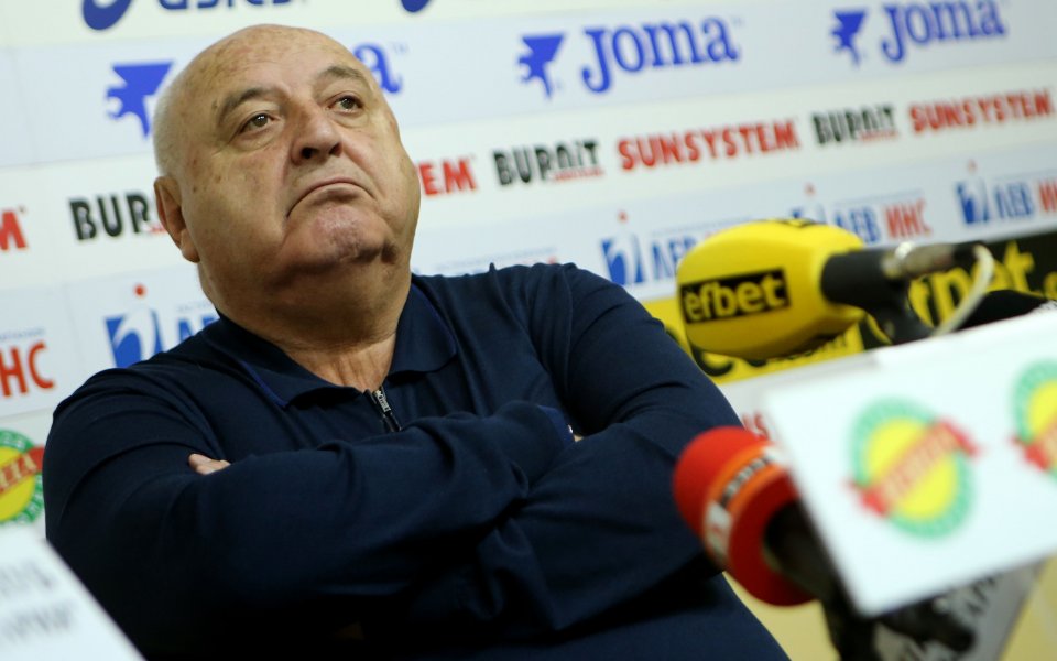 Президентът на Славия - Венци Стефанов, реагира остро срещу клубовете,
