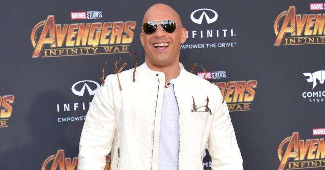 Любопитно Вин Дизел качи снимка по хавлия разгорещи мрежата Актьорът