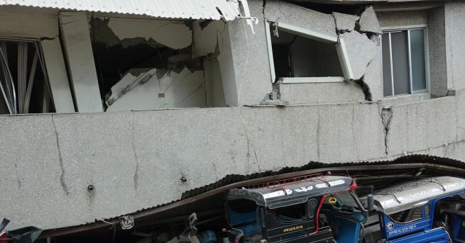 Свят Четири жертви сред които дете на земетресение във Филипините