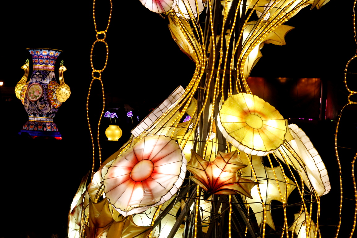 <p>Фестивал на светлината в имението Пакруоис, Литва. В най-голямото оцеляло имение в Литва, визуални артисти от Китай поставиха над 30 тематични светлинни инсталации</p>

<p>&nbsp;</p>
