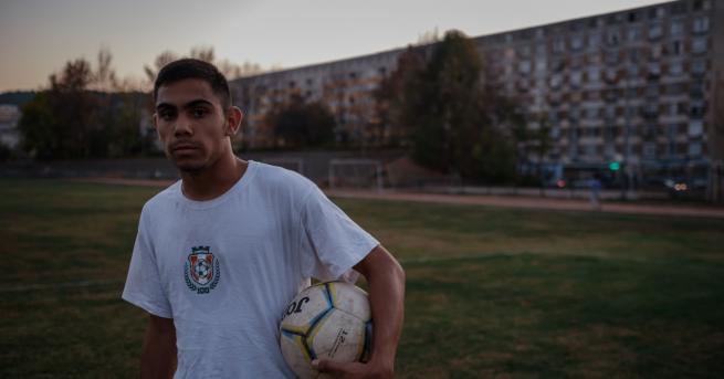 Вдъхновени истории Радо: момчето, което диша футбол Как един скрит