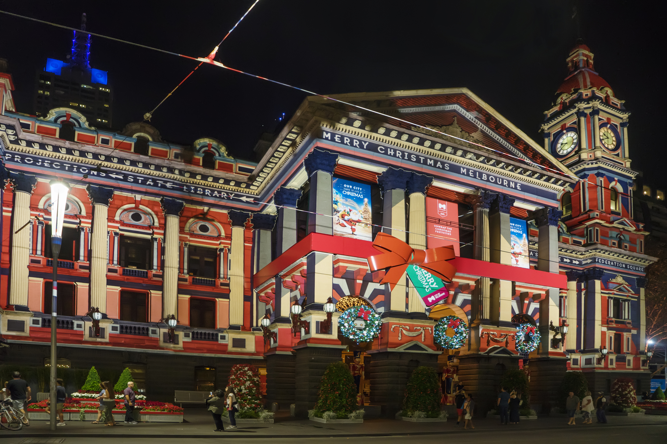 <p><strong>Мелбърн, Австралия</strong></p>

<p>Мелбърн никога не подражава на другите градове и по време на подготовката за Коледа не прави изключение.</p>

<p>Вместо с приказни светлини, градът е известен със своите &bdquo; коледни прожекции &ldquo; - нощно шоу, което се провежда от 29 ноември до Коледа.</p>

<p>Прожекциите се правят в Мелбърн Таун, Принцов мост и Държавна библиотека Виктория.</p>