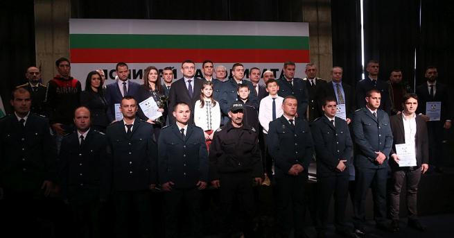 Министерство на вътрешните работи и фондация Доверие и закрила връчиха