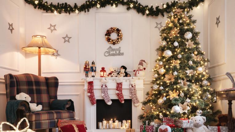 Коледа елха подаръци дом уют украса