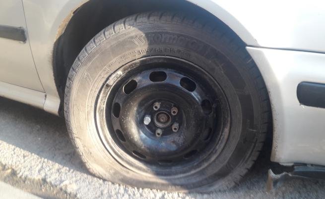 Вандализъм без спирка: Продължават случаите на автомобили с нарязани гуми в София