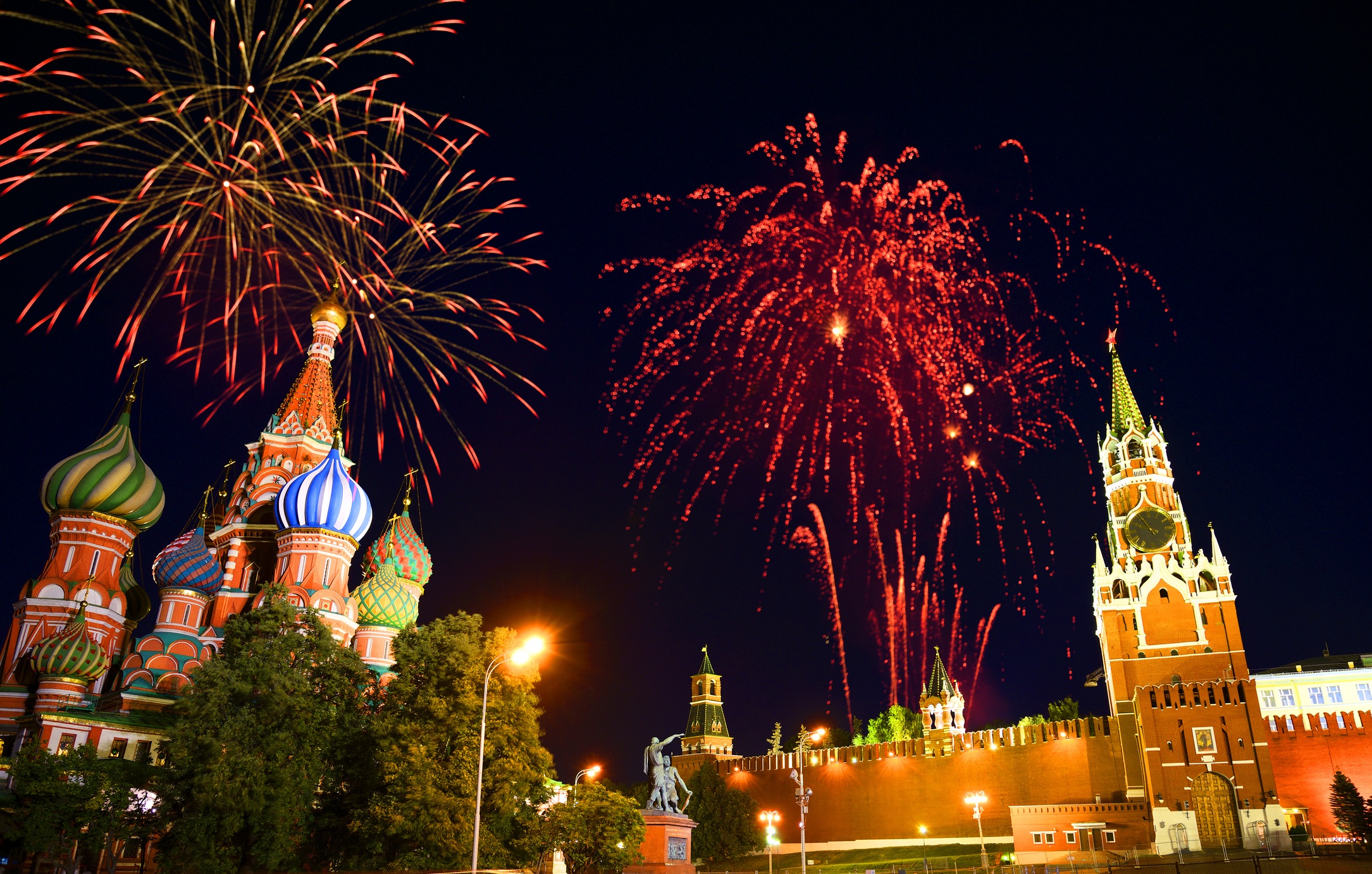 <p><strong>Москва</strong></p>

<p>Червения площад в столицата на Русия осигурява едно от най-студените посрещания на Нова година, но също така и незабравимо шоу с фойерверки. Докато сте там можете да видите и много исторически забележителности от ерата на СССР.</p>