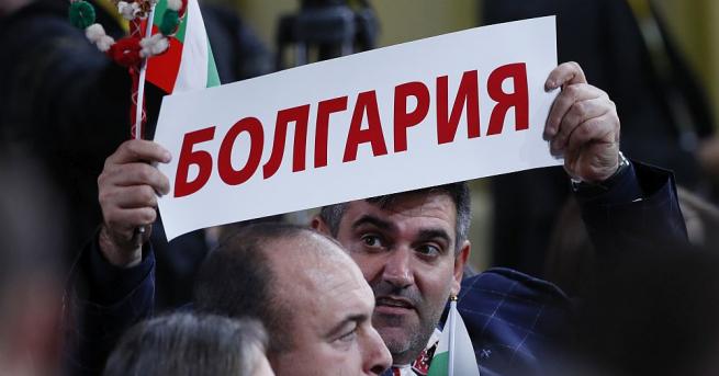 Български журналисти донесоха икона и сурвачка за Путин в Международния