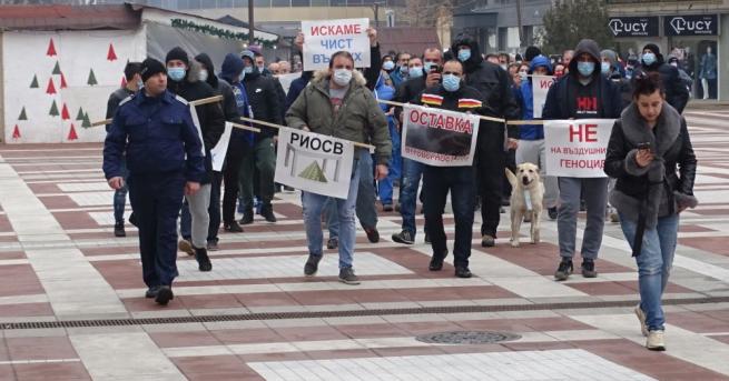 Близо 200 души протестираха с медицински маски на лицата и