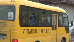 Автобус превозващ ученици ги оставя на пътя за да отиде