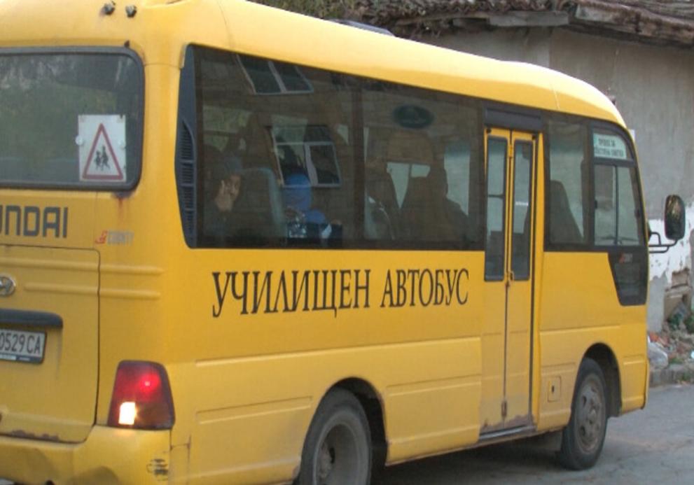 Автобус, превозващ ученици, ги оставя на пътя, за да отиде