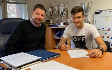 Юношата на Левски Патрик Габриел Галчев подписа професионален договор с клуба