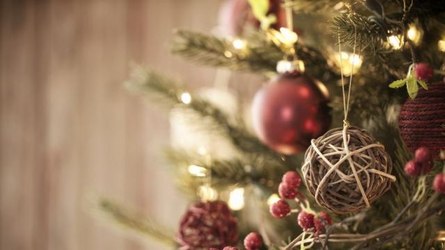 Весели празници с елха... от винени бутилки