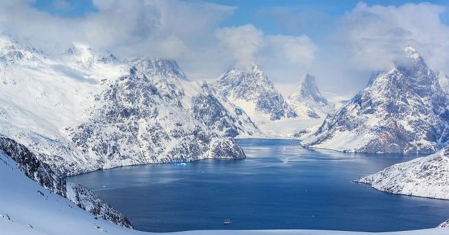 Учени регистрираха рекордно свиване на ледената покривка на Гренландия през