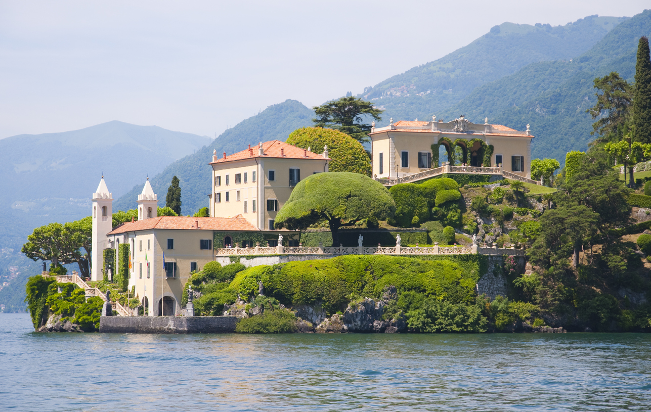 <p><strong>Villa del Balbianello - Италия</strong></p>

<p>Вила от 12-ти век, използвана за филмови продукции, включително филмите &bdquo;Джеймс Бонд&ldquo; и &bdquo;Междузвездни войни&ldquo;. В &quot;Клонираните атакуват&quot; Анакин и Падме се укриват в място, което всъщност е вила в Италия край езерото Комо.&nbsp;</p>