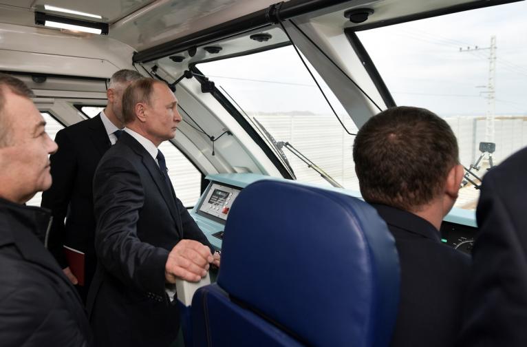 Путин подкара първия руски влак Крим