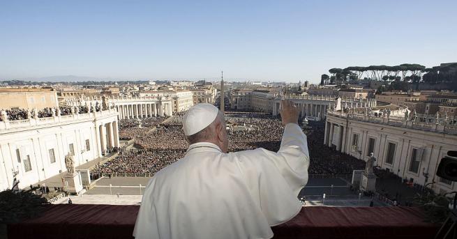 Папа Франциск, който следи с големи опасения и с болка
