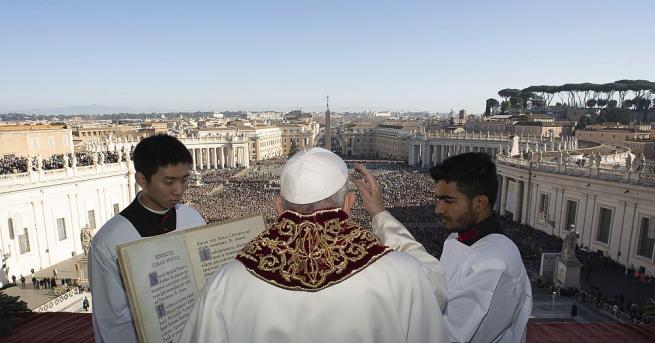 Папа Франциск призова света да позволи на коледната светлина да