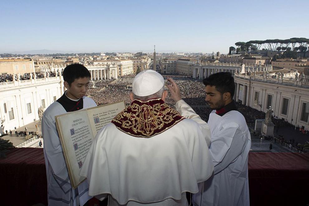 Папа Франциск с традиционното си послание Урби ет орби (Към града и света)