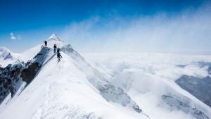 Двама чешки алпинисти бяха спасени днес от подножието на най високия