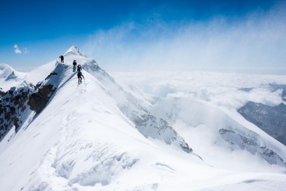 Двама чешки алпинисти бяха спасени днес от подножието на най-високия
