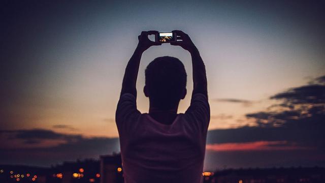 Най-харесваните снимки на десетилетието в Instagram (ВИДЕО)