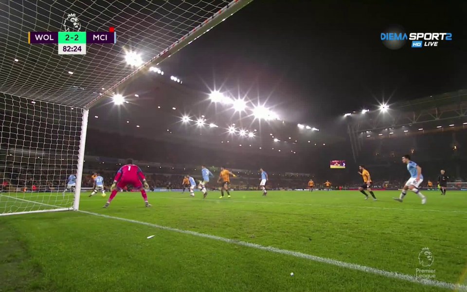 В 82-ата минута Уулвс изравни не без помощта на защитника