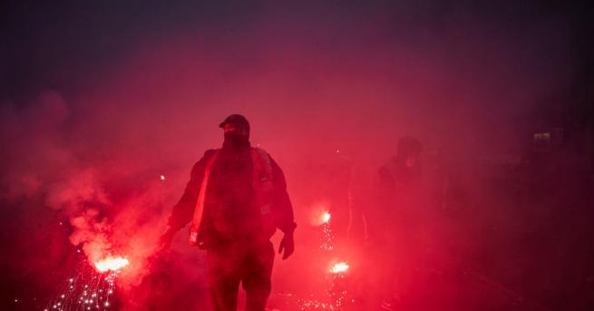 Нараства напрежението между протестиращите и полицията в Париж В следобедните