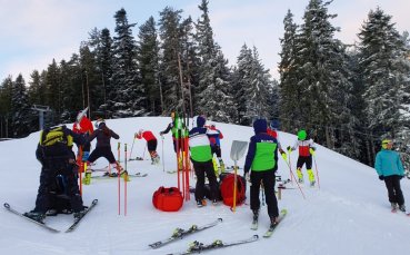 Националите по ски алпийски дисциплини тренират при отлични условия в