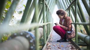 жена тъжна телефон природа