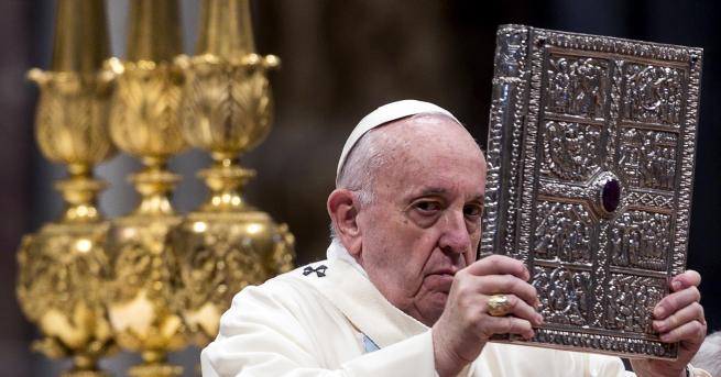 Свят Папа Франциск плесна по ръката напориста жена Видеото стана