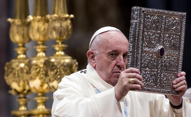 Папа Франциск плесна по ръката напориста жена