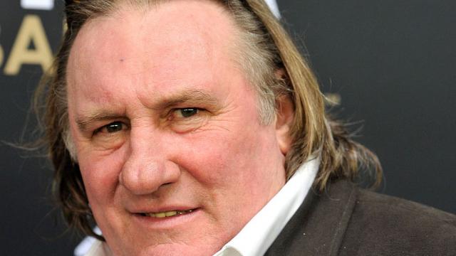 Оплюван и заклеймяван: Прибраха восъчната фигура на актьора Жерар Депардийо 