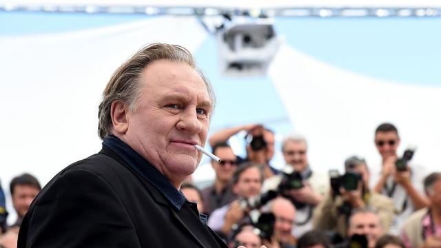 Хванаха Жерар Депардийо да кара пиян скутера си 