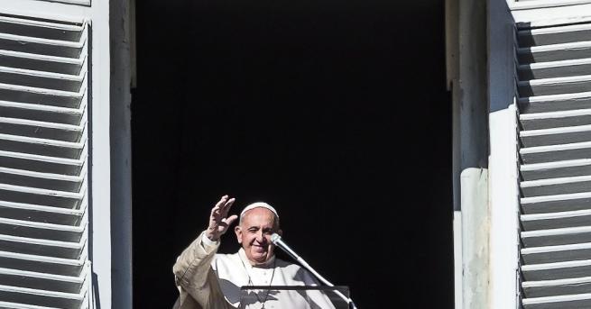 Папа Франциск призова днес правителствата по света да гарантират достъп