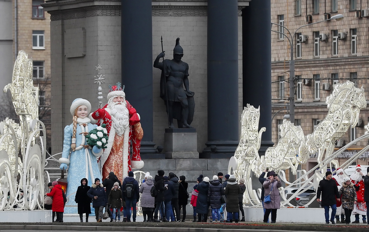 <p>Хора се разхождат пред скулптури на Дед Мороз (Дядо Мраз) и Снегурочка (Снежна девойка) по време на коледния фестивал &quot;IceMoscow&quot; на Поклонните хълмове в Москва, Русия.</p>